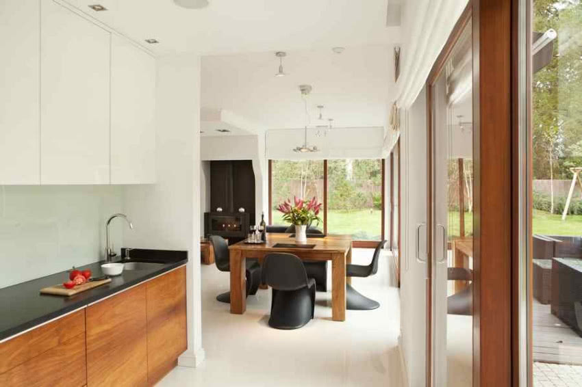 Białe szafki wiszące zlewają się ze ścianą, więc...