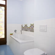 Zlew skutecznie się ukrywa w prawym rogu wnęki.