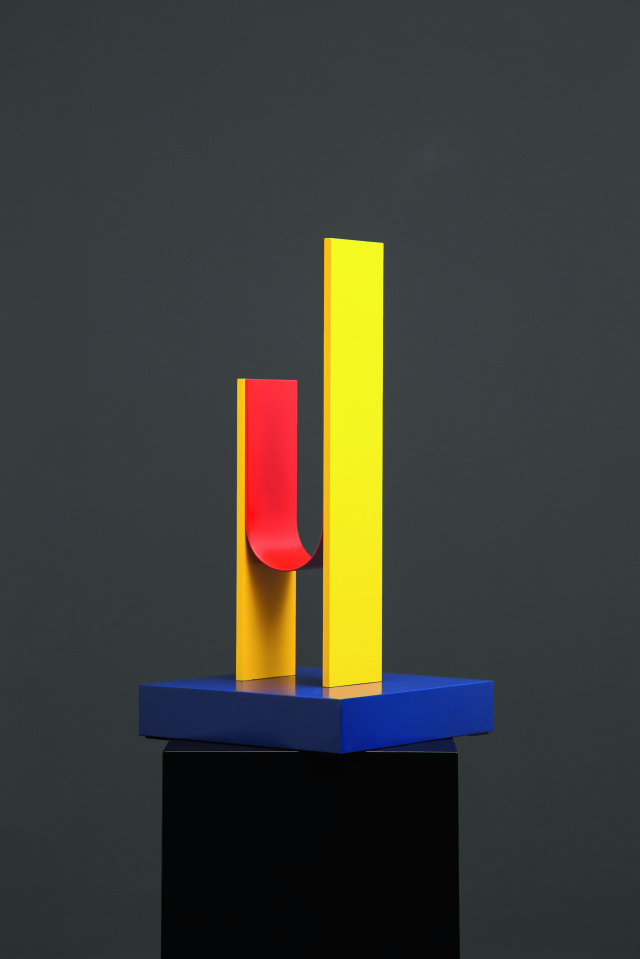 Veronica Taussig, „Bridge”, 2016,
malowane aluminium, 30 x 30 x 60
cm, nakład: 5 + 1 E.A.