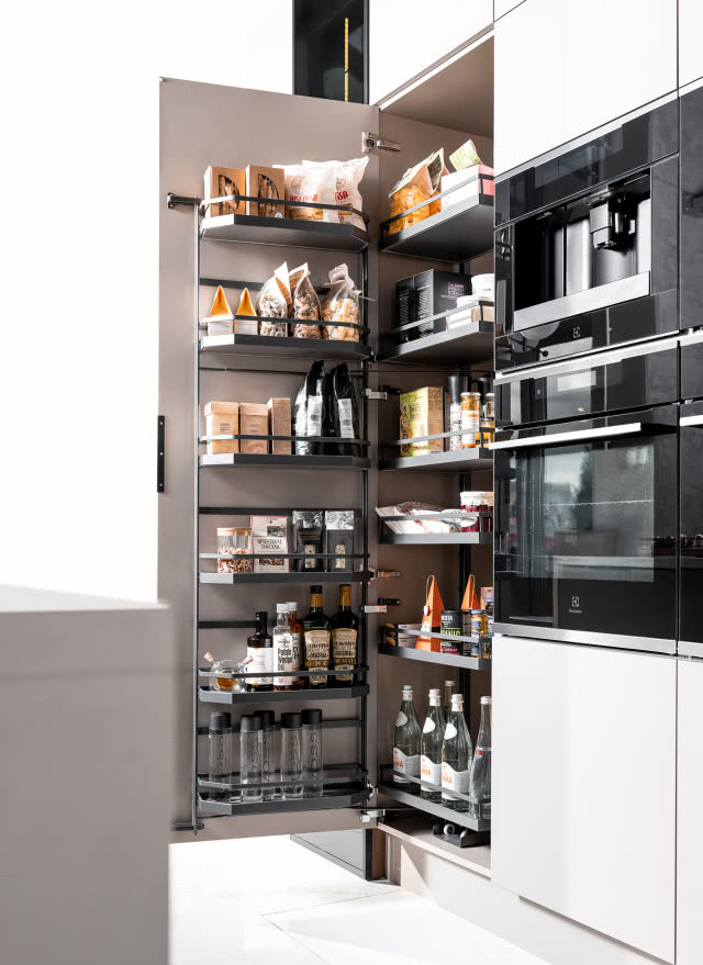 Cargo TANDEM przyda się w większych  kuchniach, gdzie możemy sobie pozwolić  
na umieszczenie systemu o szerokości 60 cm. TANDEM organizuje produkty nie tylko na półkach wewnętrznych, ale także w stelażu na froncie  
– podobnie jak w lodówce. Po otwarciu wewnętrzne półki przesuwają się do przodu, 
co ułatwia przeglądanie zawartości, 
pakowanie i wyciąganie produktów.