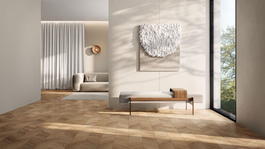 Nowoczesne wnętrze z podłogą w jodełkę Slant Wood od Tubądzin, jasnym drewnem i minimalistycznym wystrojem.