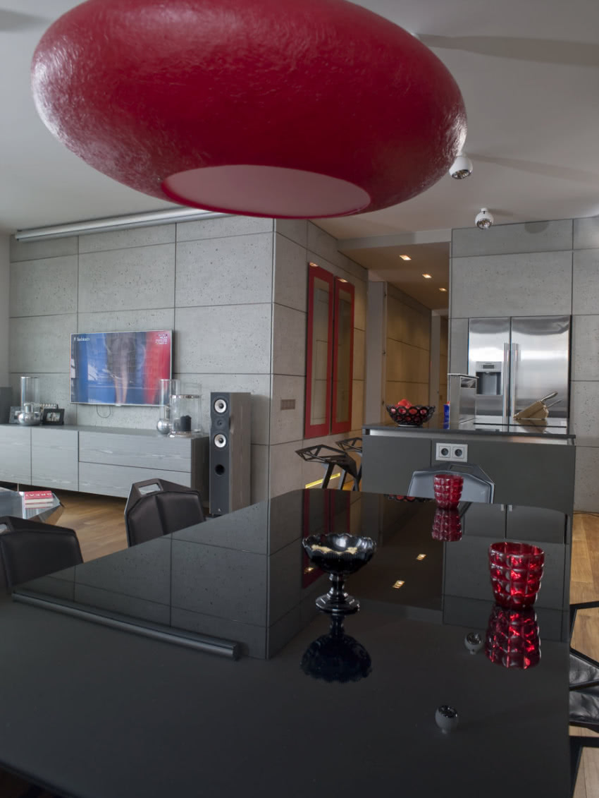 Czerwona lampa Kundalini w szarym wnętrzu...