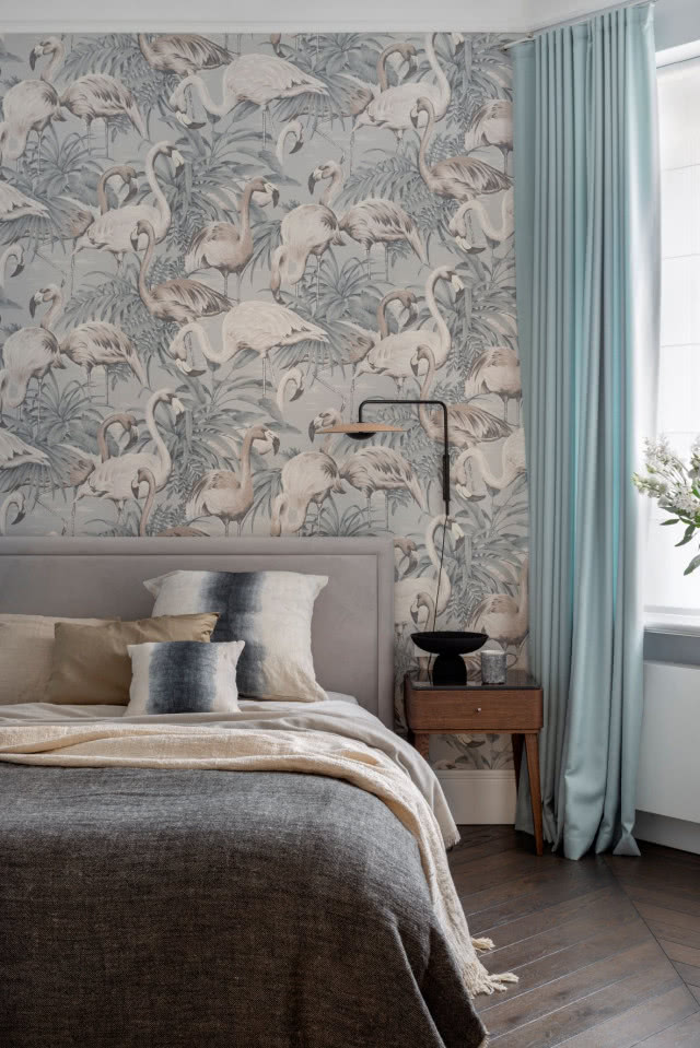 Kwiecista tapeta w sypialni w miętowych kolorach