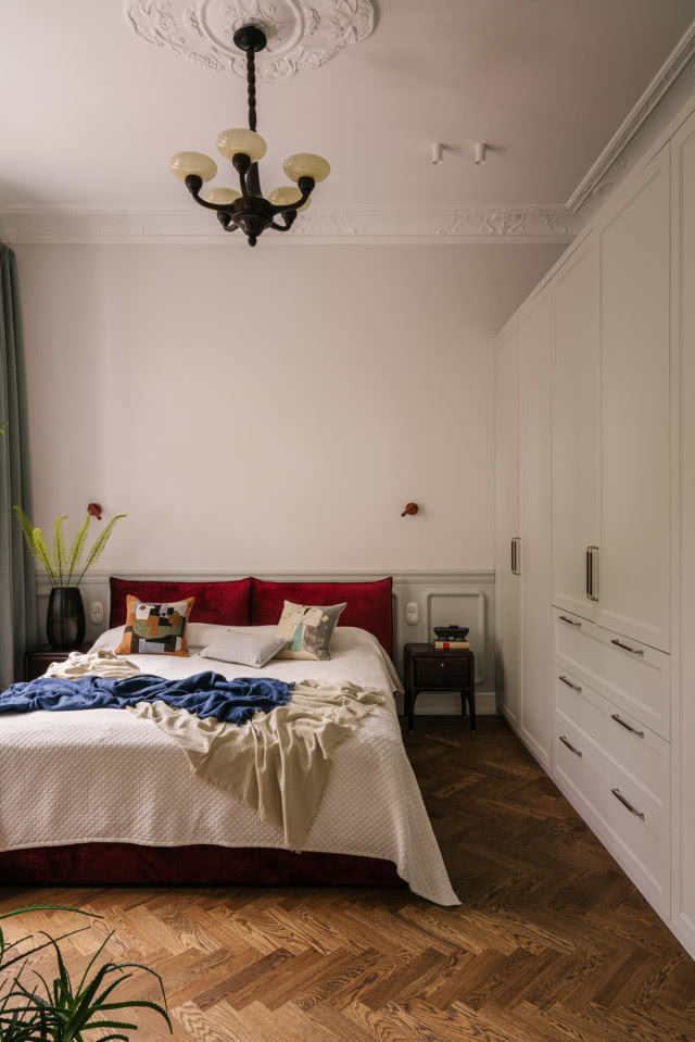 tapicerowane łóżko w sypialni