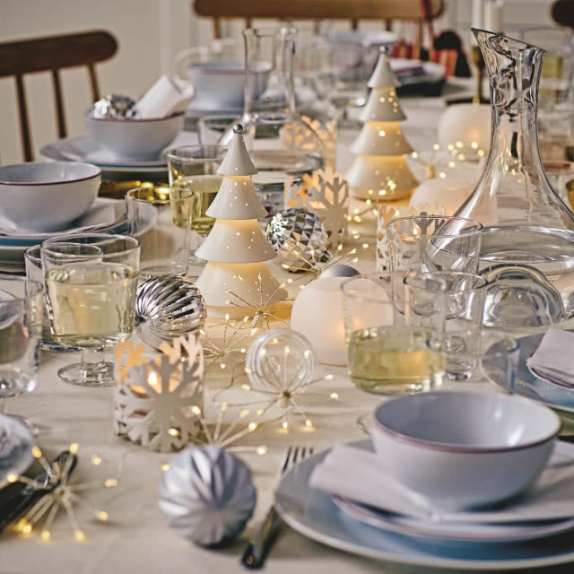 biało-srebrna nakrycie stołu na święta