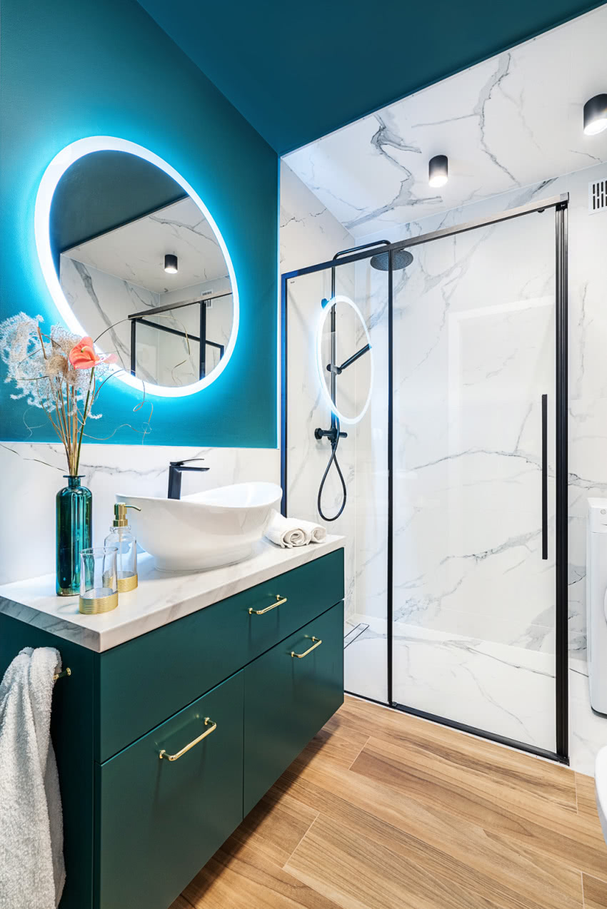 Choć łazienka jest maleńka,
znalazło się w niej...