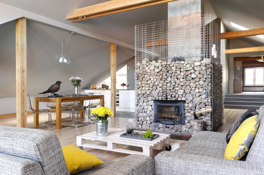 Z salonu prowadzi przejście ze schodkami do...