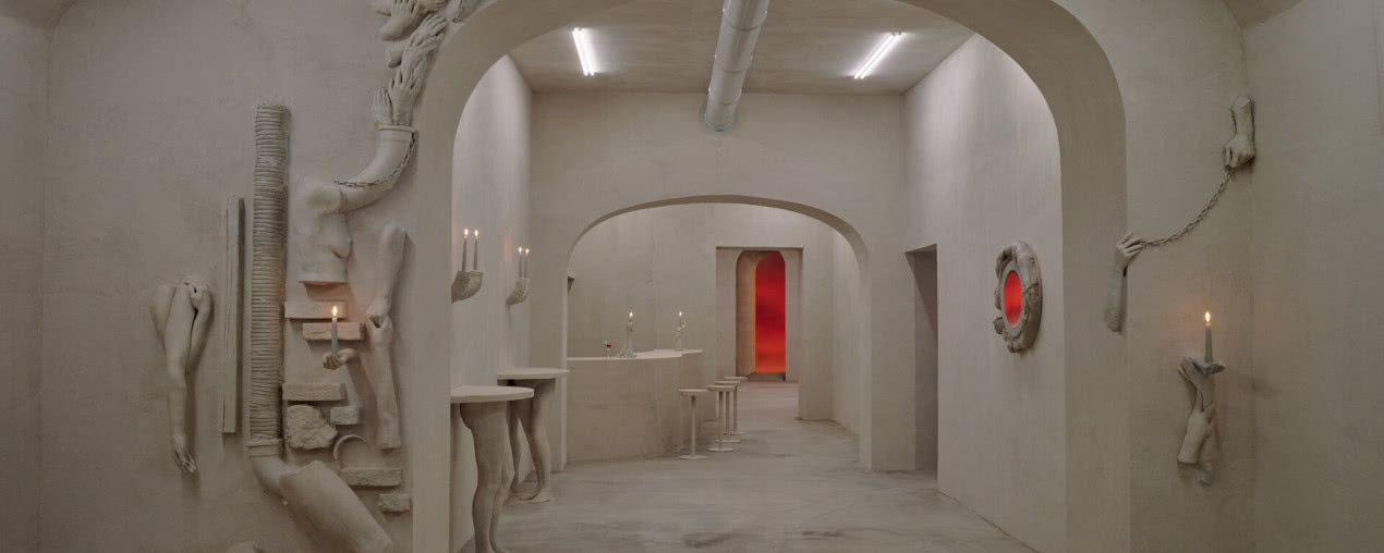 Ten rzymski bar przypomina katakumby. Niebanalny pomysł dwóch artystów