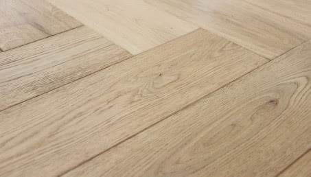 Jak zamaskować uszkodzenia w podłodze drewnianej?