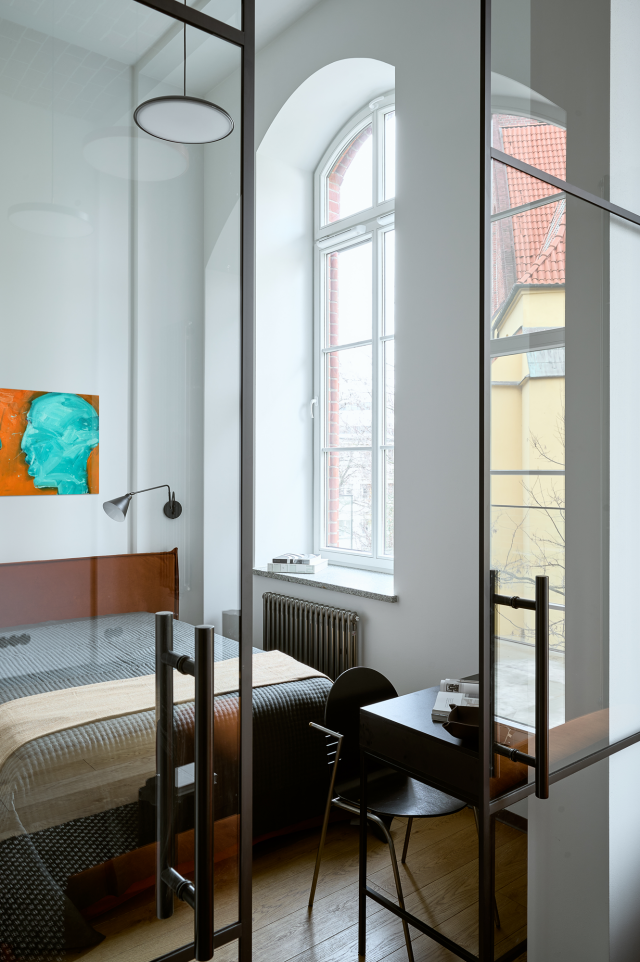 Sypialnia w lofcie oddzielona szybą