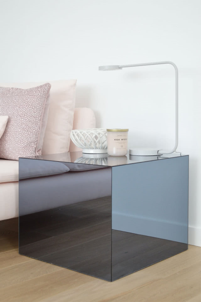 szklany stolik nocny