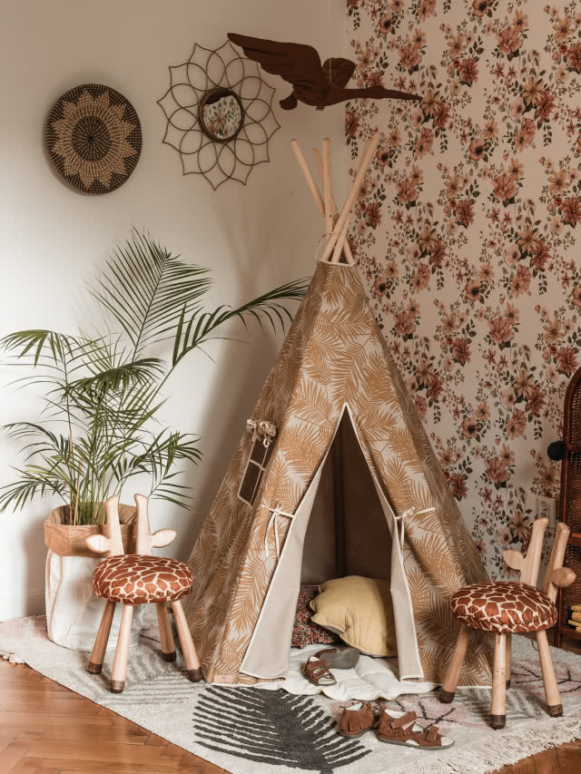 Pokój dziewczynki w stylu vintage, tapeta w kwiaty, wigwam, krzesełka przypominające żyrafę