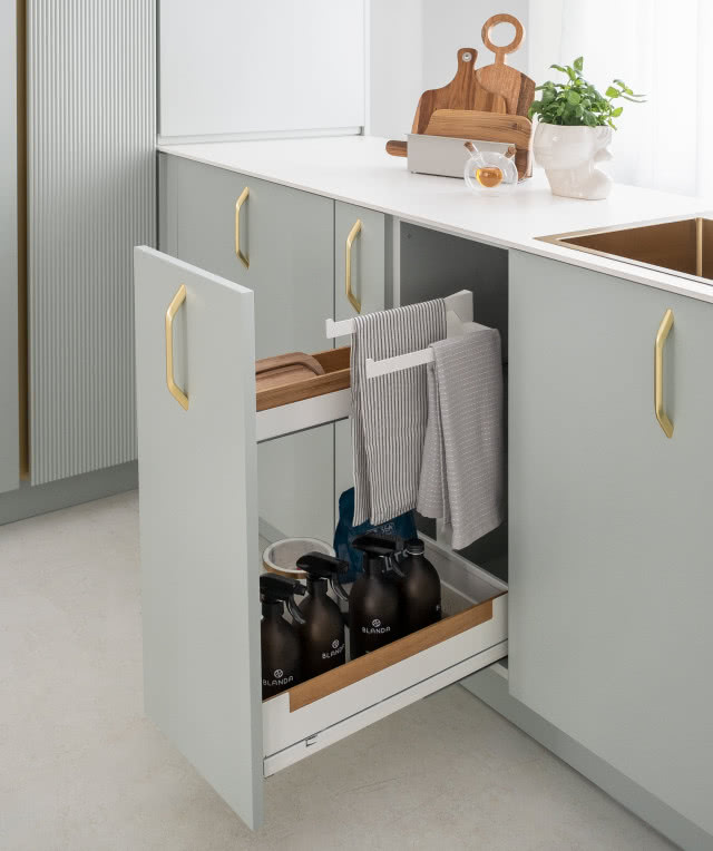 PINELLO od PEKA to innowacyjny system organizacji, który zapewnia porządek i łatwy dostęp do akcesoriów kuchennych. System optymalnie wykorzystuje przestrzeń, umożliwiając lepsze zarządzanie przechowywaniem.