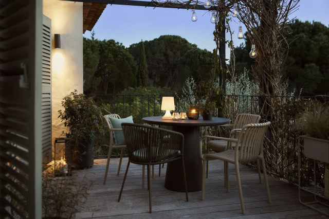 minimalistyczne oświetlenie tarasu