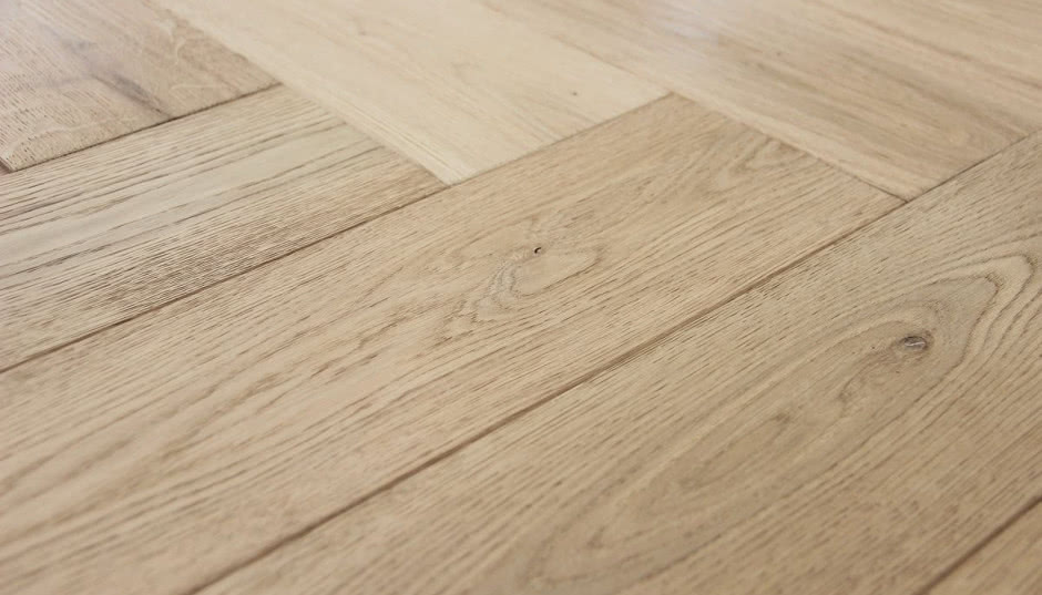 Jak zamaskować uszkodzenia w podłodze drewnianej?