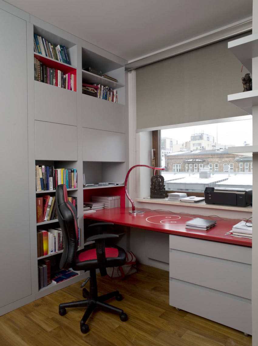 Czerwony blat biurka zdobi oznaczający harmonię...