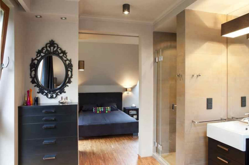 Sypialnia sąsiaduje z łazienką, a właściwie jest...