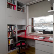 W salonie i otwartej kuchni dominują szare...