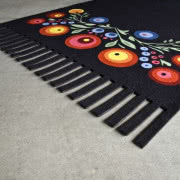 Puf zrobiony z tektury. Może też być podnóżkiem...