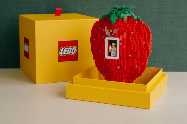 truskawka z klocków LEGO