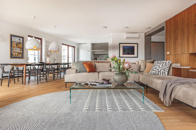 szary dywan w salonie