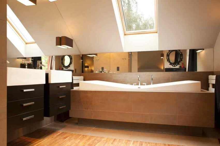 Duża łazienka z wanną przy sypialni gospodarzy.