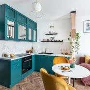 Mikroapartament w żywych kolorach