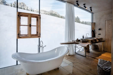 Łazienka w drewnie: jak ją urządzić? Modne drewno i kolory w łazience