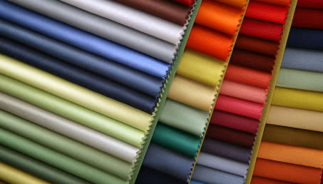 Tkaniny do salonu na jesień i zimę - jak wybierać ciepłe materiały?