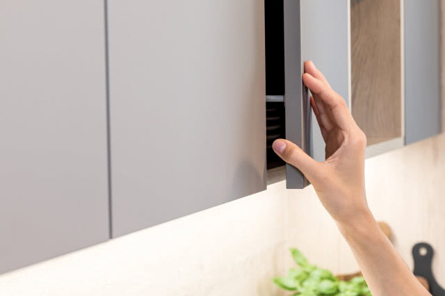 szare fronty kuchenne klejone w technologii bezspoinowej