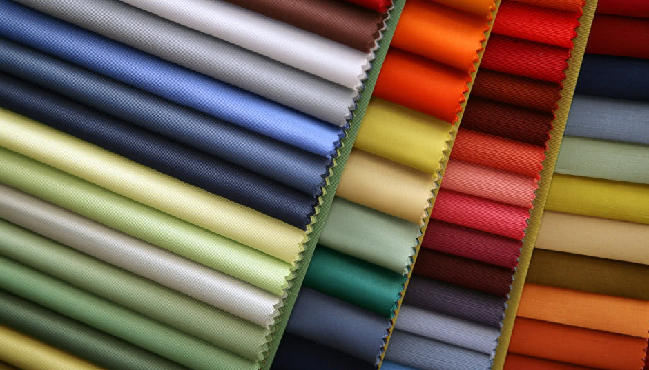 Tkaniny do salonu na jesień i zimę - jak wybierać ciepłe materiały?