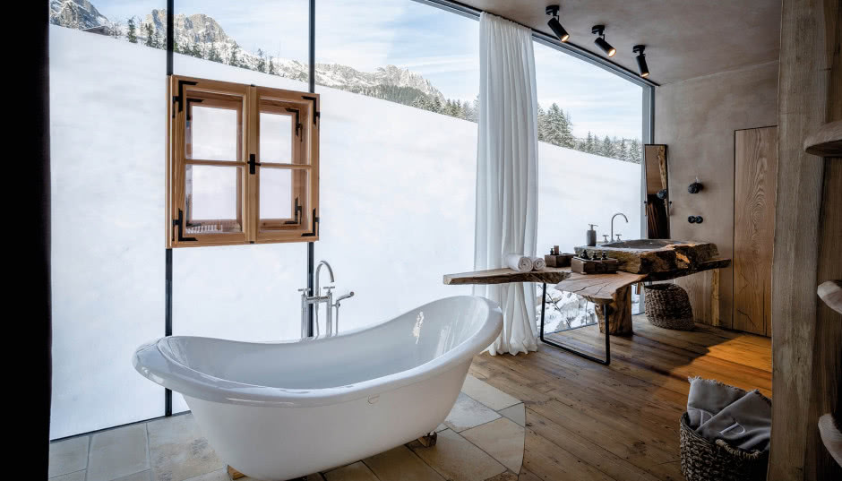 Łazienka w drewnie: jak ją urządzić? Modne drewno i kolory w łazience