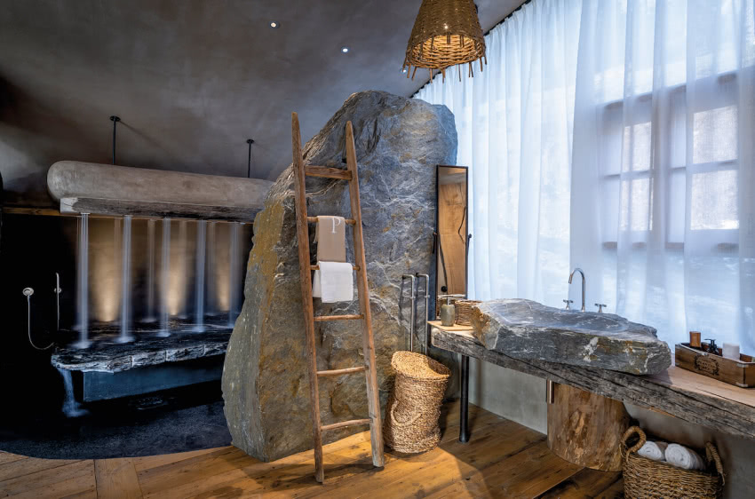 Surowe drewno dobrze wygląda z kamieniem....