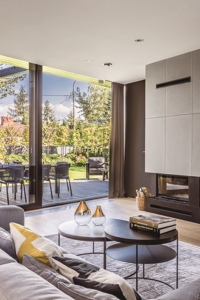 Duże okna w salonie