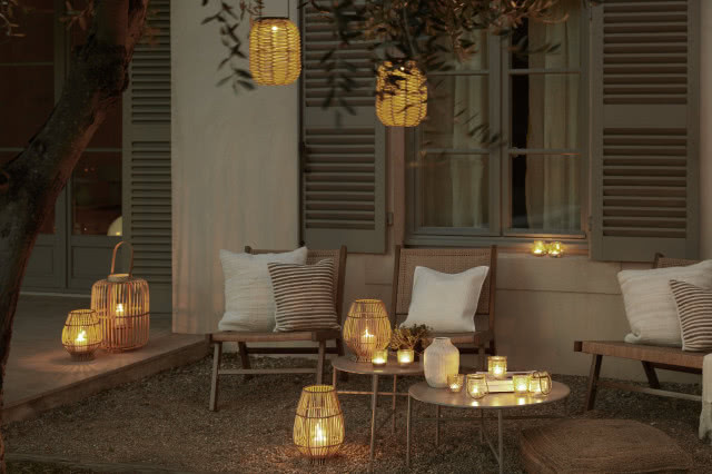 Rattanowe lampiony na tarasie