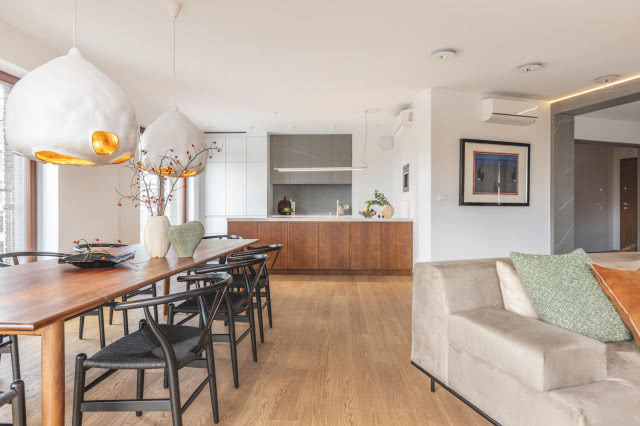 stół i lampy w jadalni