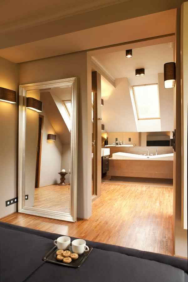 Sypialnię i łazienkę optycznie łączy  podłoga....