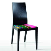 Puf zrobiony z tektury. Może też być podnóżkiem...