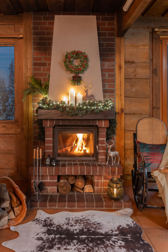 Świetlne girlandy LED efektownie dekorują dowolny fragment
domu. LEROY MERLIN