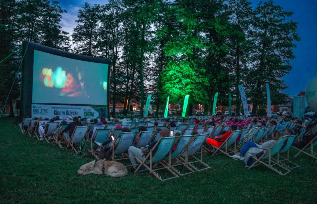 leżaki przed ekranem