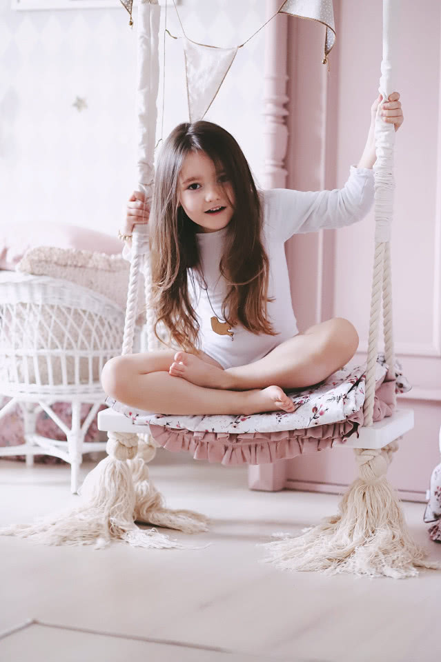 Huśtawka do pokoju dziewczynki