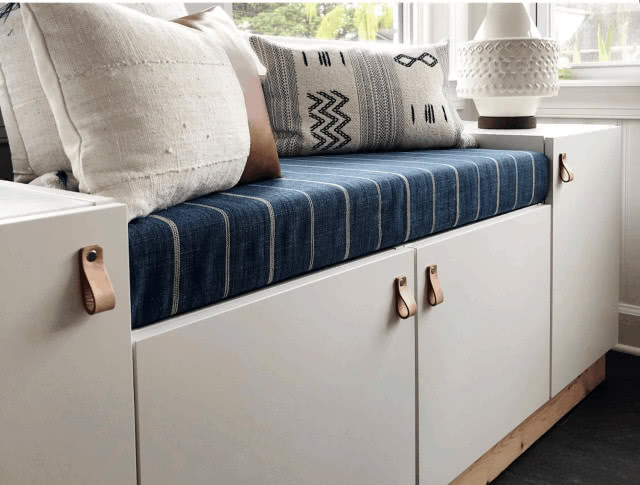 ława z niebieskim siedziskiem