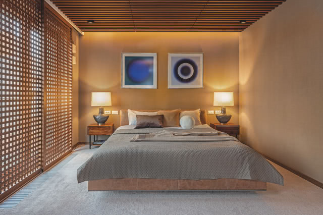 drewniany sufit i panele w sypialni