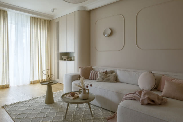 narożnik, stolik kawowy, ozdobne poduszki, dywan, zasłony, firany, drewniana podłoga