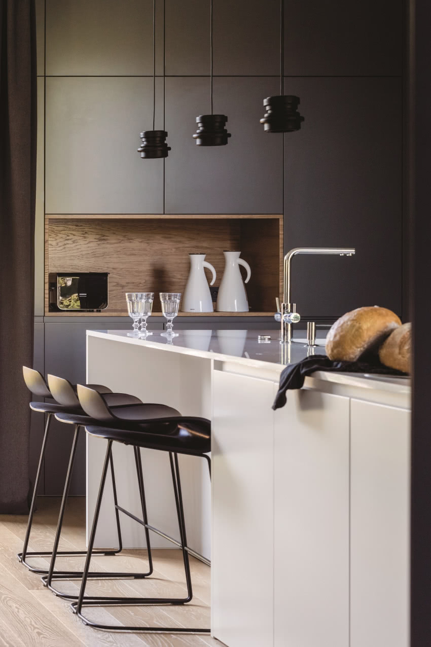 Biały kwarcyt pokrywający blat
kuchennej wyspy...