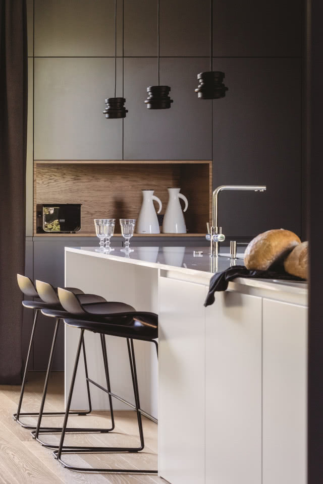 Biało-szara zabudowa kuchenna