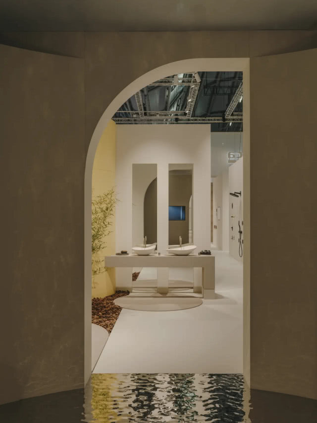 w tle widać umywalki