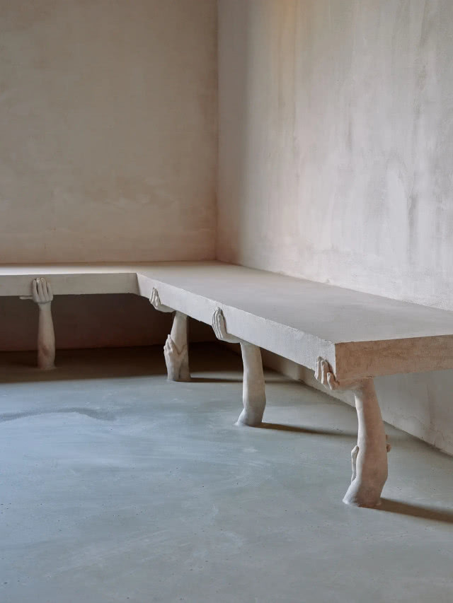 ławki podtrzymywane przez ręce