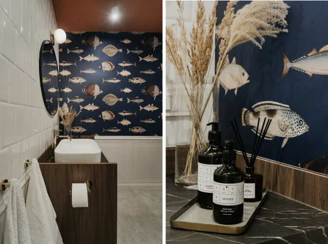 Łazienka z granatową tapetą w ryby i rudym sufitem