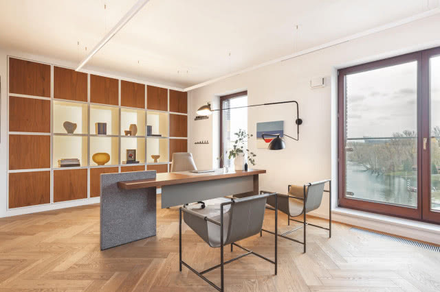 biurko i krzesła w gabinecie